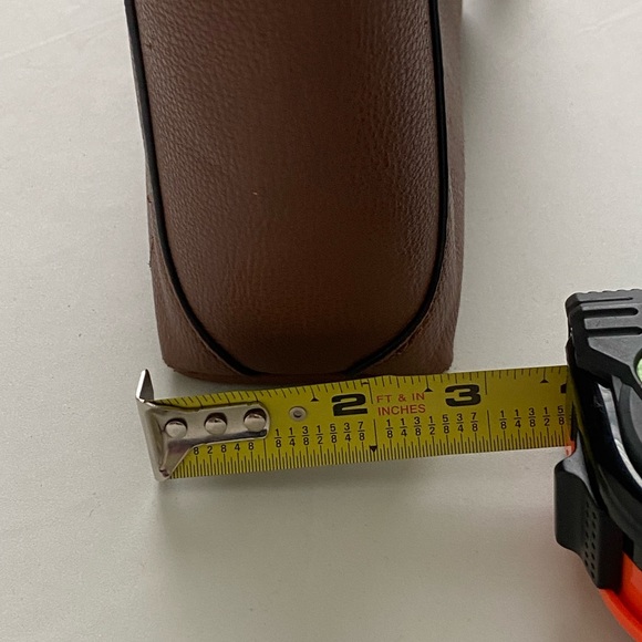 Tommy Hilfiger Crossbody, Vegan Leather. In Good condition. - Picture 11 of 15